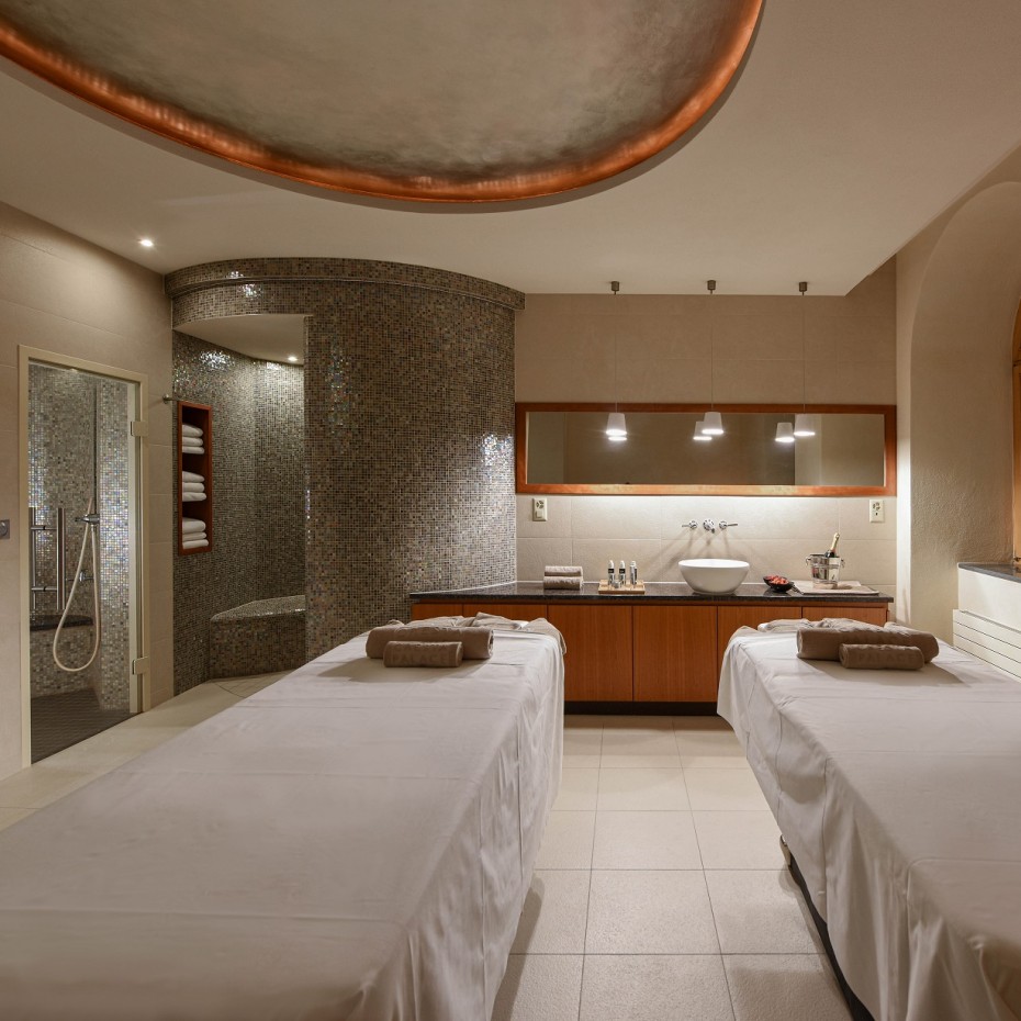 Private Spa Suite. Zwei Behandlungsliegen im separaten Raum mit eigener Sauna, Dampfbad, Erlebnisdusche in luxuriösem Ambiente.