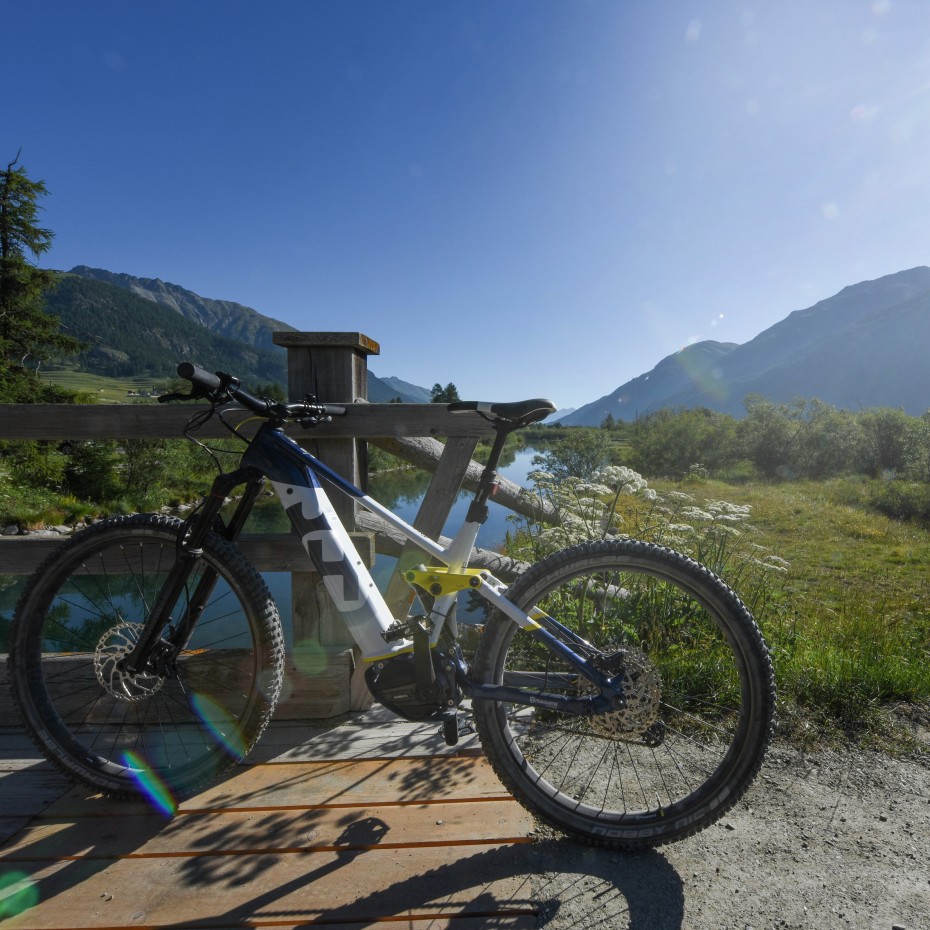 Ein Fahrrad steht vor einem schönen Bergpanorama