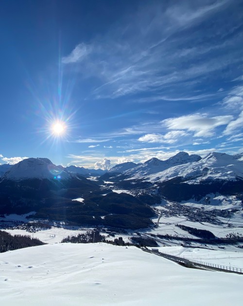 Wunderschönes, schneebedecktes Alpenpanorama bei Sonnenschein