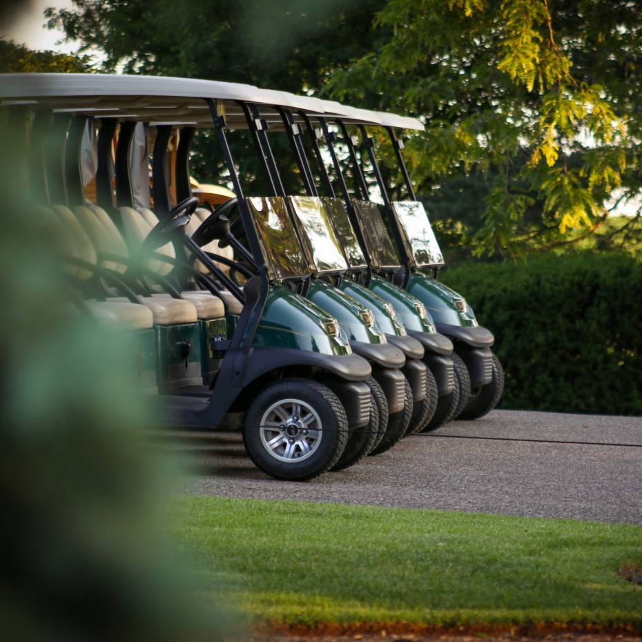 Golfcars aufgereiht in der Abendsonne