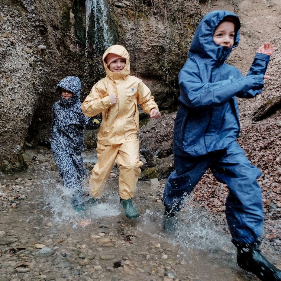 Kinder laufen durch Wasser